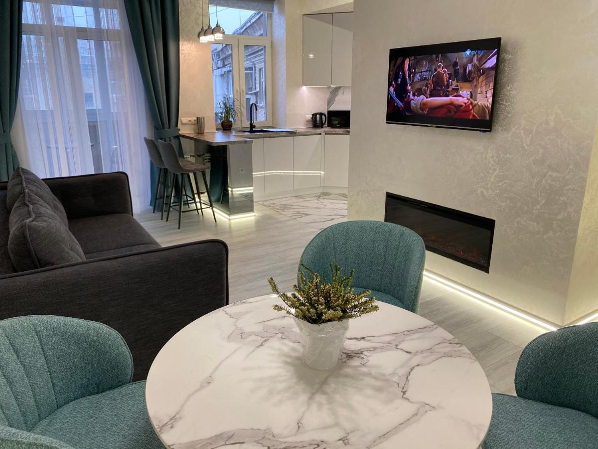 Panorama Luxury Apartment In The House With A Spire, A Historical Building In The City Centre Kharkiv Bagian luar foto