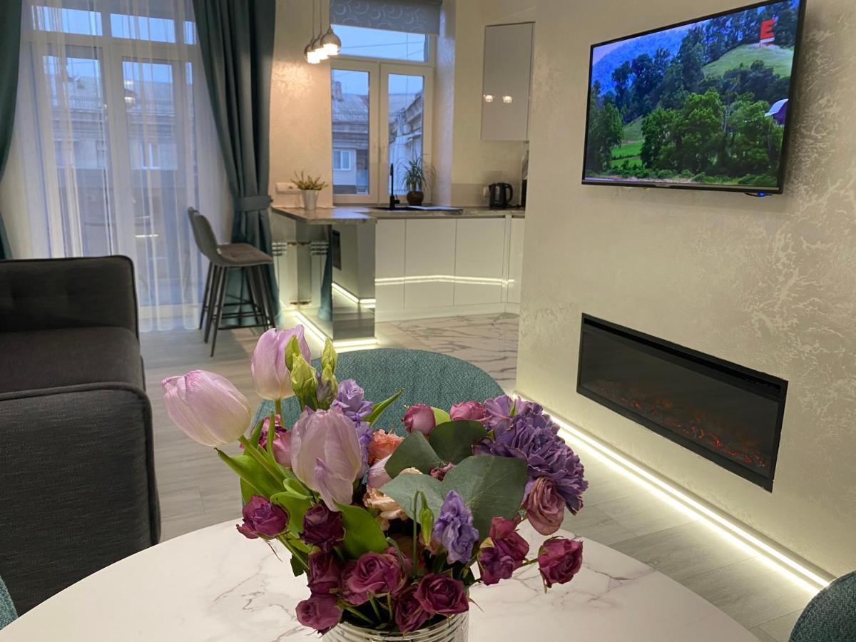 Panorama Luxury Apartment In The House With A Spire, A Historical Building In The City Centre Kharkiv Bagian luar foto