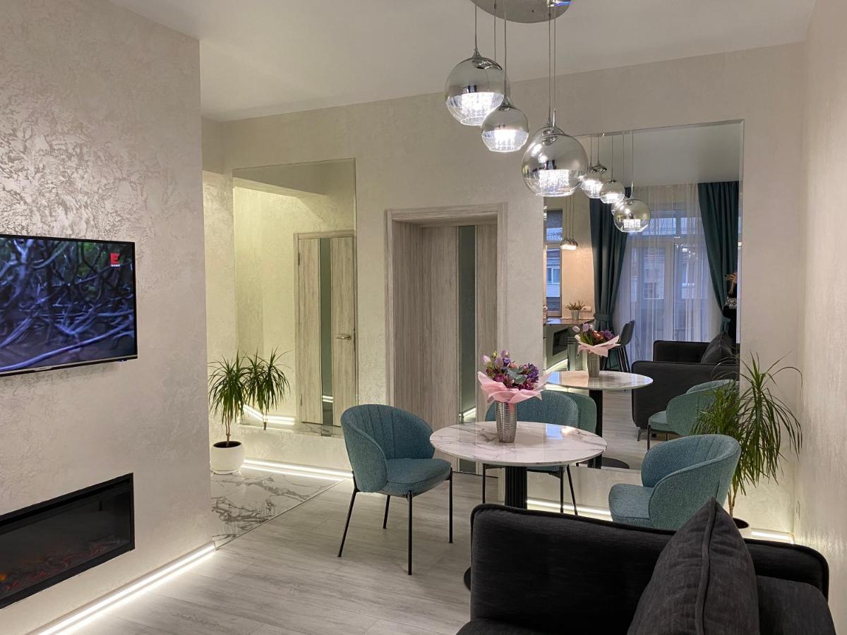 Panorama Luxury Apartment In The House With A Spire, A Historical Building In The City Centre Kharkiv Bagian luar foto