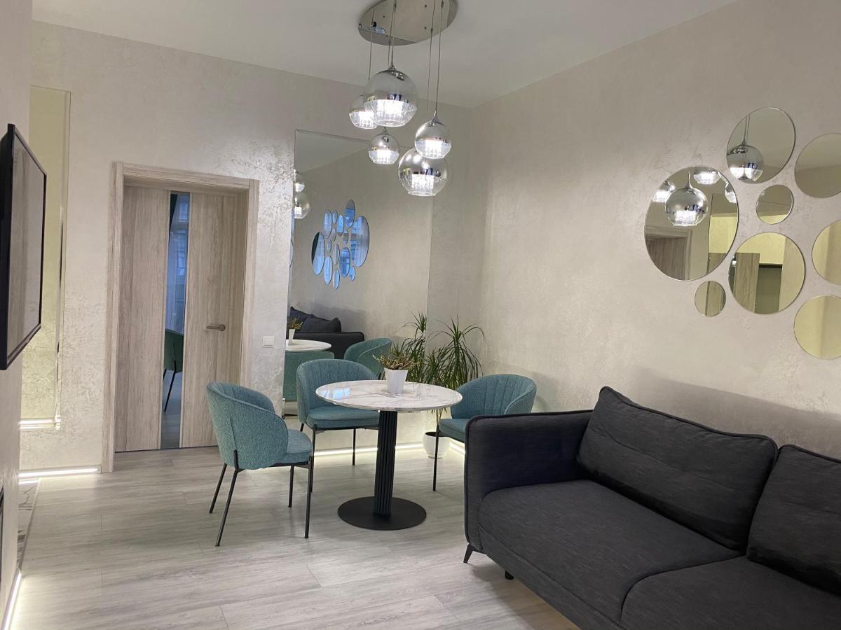 Panorama Luxury Apartment In The House With A Spire, A Historical Building In The City Centre Kharkiv Bagian luar foto