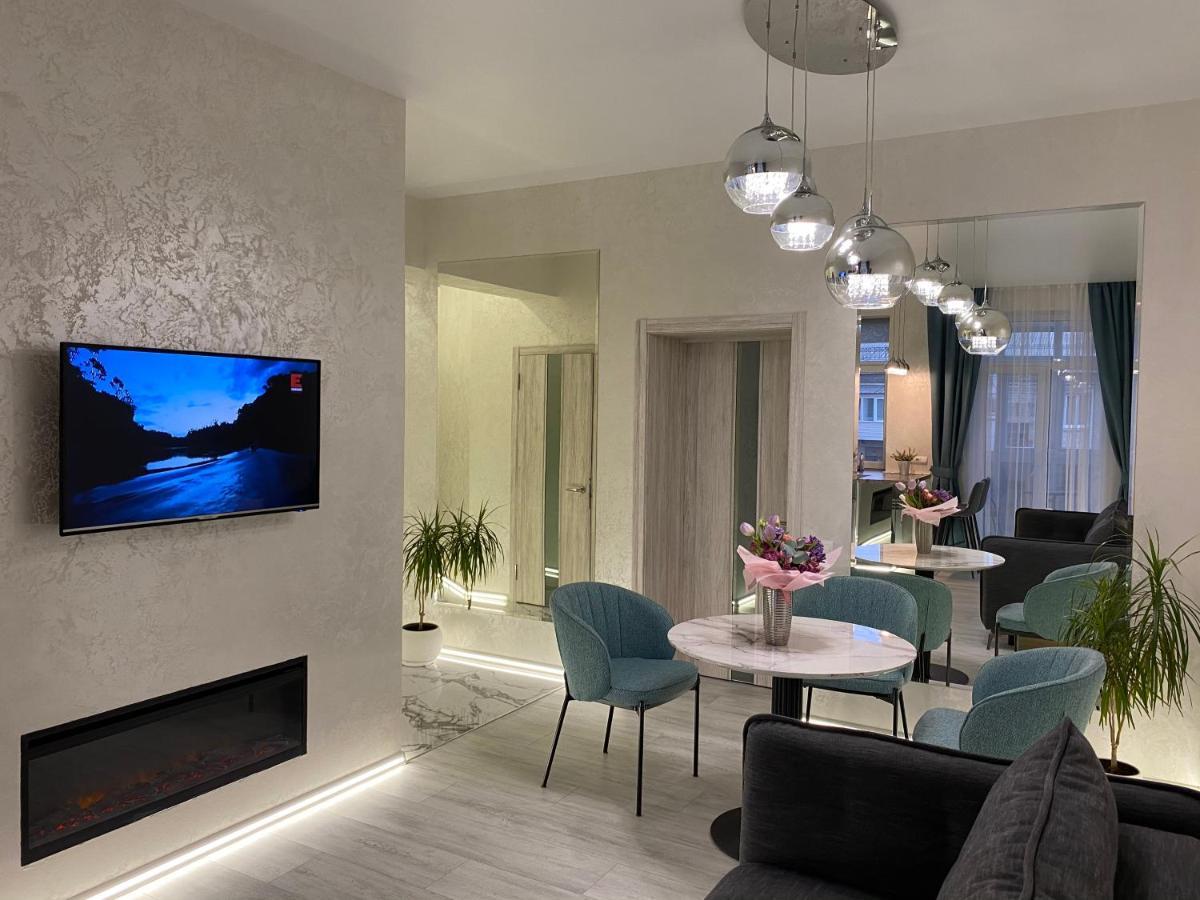 Panorama Luxury Apartment In The House With A Spire, A Historical Building In The City Centre Kharkiv Bagian luar foto