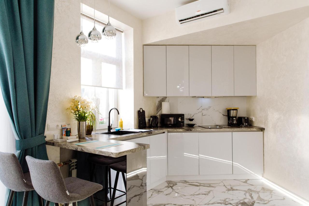 Panorama Luxury Apartment In The House With A Spire, A Historical Building In The City Centre Kharkiv Bagian luar foto